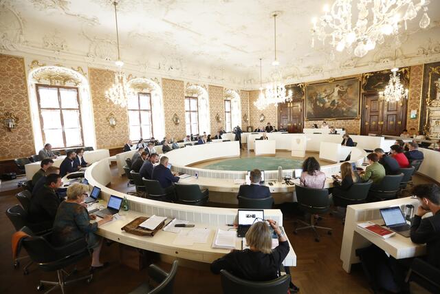 Bereits am 18. Dezember soll hier die neue Landesregierung gewählt werden, die Opposition steht der Zusammenarbeit von FPÖ und ÖVP kritsich gegenüber.  | Foto: Foto Fischer/Land Stmk.