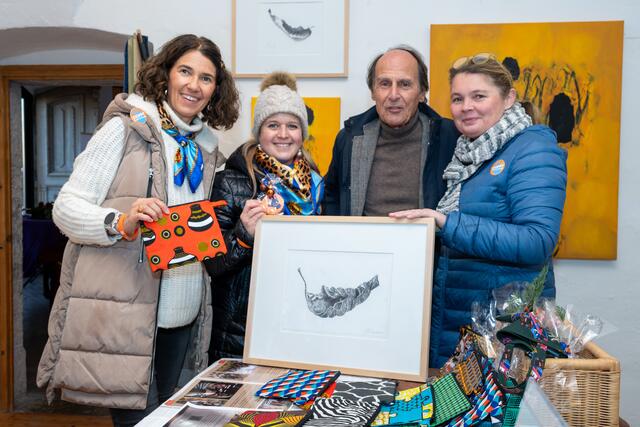 Petra Koch, Floriana Ozegovic, Künstler Manfred Bockelmann und Galeristin Carolin Walker (von links). | Foto: Dieter Arbeiter