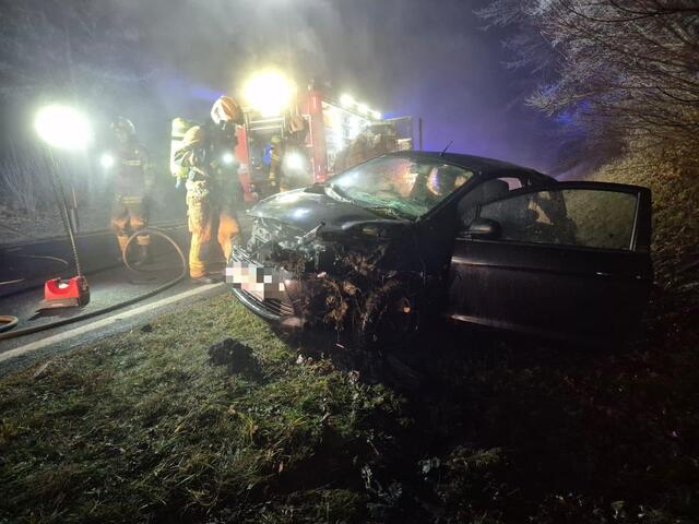 Sonntagmorgen ereignete sich auf der B1 bei Neumarkt in Fahrtrichtung Straßwalchen ein Verkehrsunfall mit anschließendem Fahrzeugvollbrand. | Foto: Freiwillige Feuerwehr Neumarkt