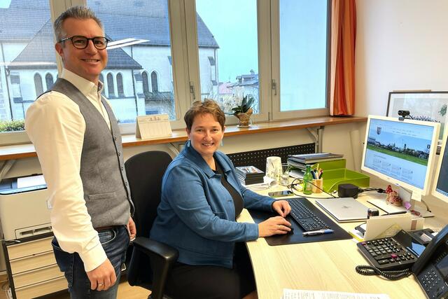 Lamprechtshausen ist eine von 15 Gemeinden in ganz Österreich, in der der sogenannte „Copilot“ in der GEM2GO-App in einem Pilotprojekt getestet wird. Im Bild: Bürgermeisterin Andrea Pabinger (rechts) und Amtsleiter David Oberascher. | Foto: Land Salzburg/Martin Wautischer