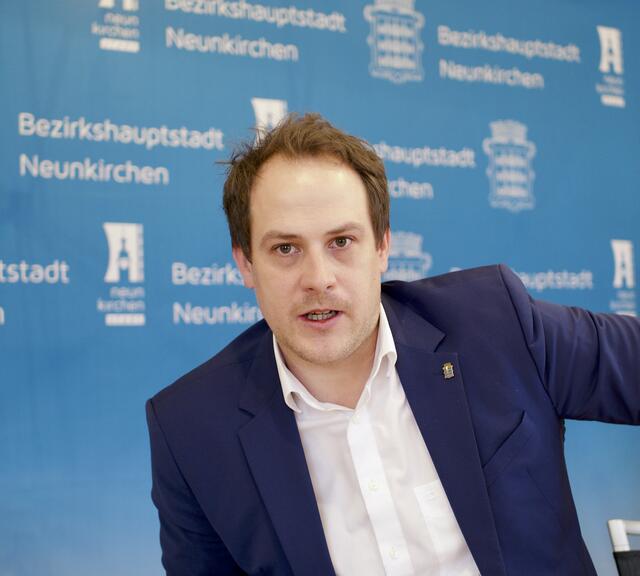 Stadtamtsdirektor Christof Holzer tauscht sich oft über Aufgaben für Kommunen mit Kollegen wie dem Gernot Zottl (Ternitz) aus. | Foto: Santrucek