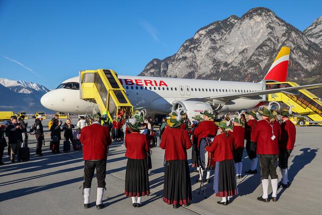 Empfang in Innsbruck: Musikkapelle und Marketenderinnen bereiteten Passagieren der Erstflüge aus Madrid und Warschau einen herzlichen Empfang. | Foto: Flughafen Innsbruck