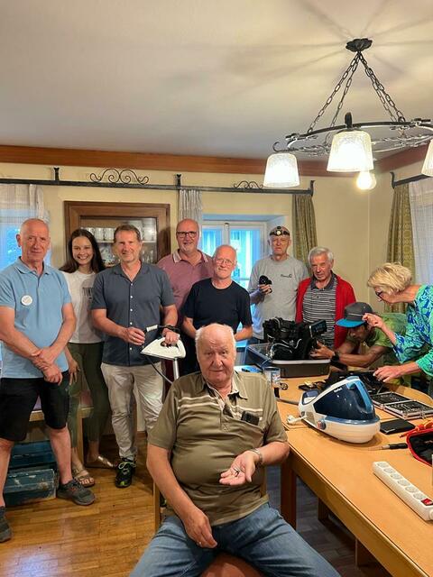 Andreas Fillei, Vizebürgermeister, und Klaus Glanznig, Bürgermeister mit Besuchern des Repaircafés. | Foto: KEM – KLAR! Region Gegendtal Ossiacher See