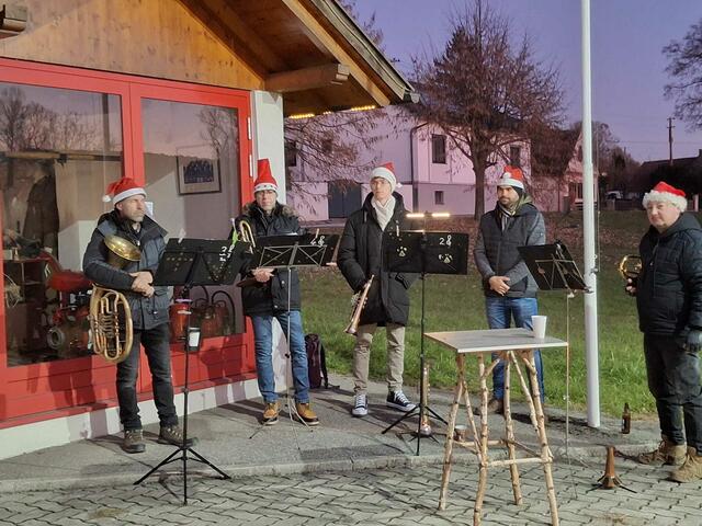 Ein Ensemble des MV Mischendorf sorgte mit Weihnachtsliedern für tolle Stimmung. | Foto: Josef Hölzl
