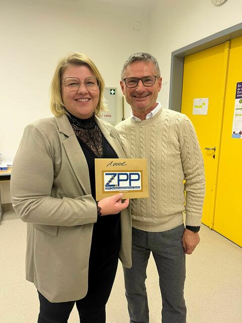 Eine Spende im Wert von 1.000 Euro konnte Schulleiterin Elke Kepplinger von ZPP-Geschäftsführer Markus Pump entgegennehmen. | Foto: Elke Kepplinger
