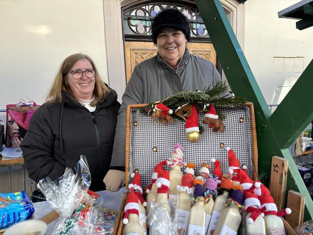 Der Stand des Pensionistenverbandes hatte unter anderem Eierlikör im Sortiment. | Foto: MeinBezirk