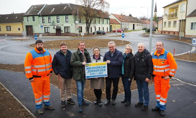 Rene Winkler (Straßenmeisterei Zistersdorf), Ing. Anton Holzmüller (Straßenbauabteilung Wolkersdorf), Dieter Dorner in Vertretung von LH-Stellvertreter Udo Landbauer, Nikola Kopitz (Leiterin der Straßenbauabteilung Wolkersdorf), Alfred Kridlo (Bgm. von Jedenspeigen), Kerstin Schneider (Leiterin der Straßenmeisterei Zistersdorf), Gernot Ertl (Vizebgm. von Jedenspeigen), Josef Kraus (Straßenmeisterei Zistersdorf). | Foto: NOEL