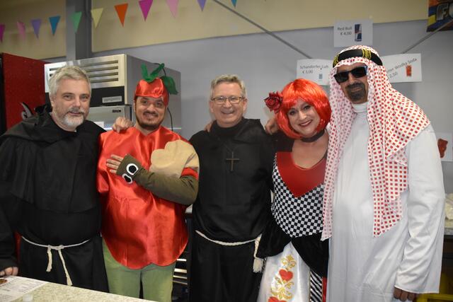 Die Mitglieder der Tamburizza Schandorf luden zur Faschingsparty nach dem Umzug ein. | Foto: Michael Strini