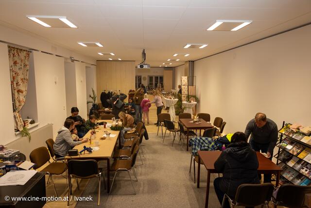 Bastelrunde im Inneren mit Kaffee, Tee und Kuchen. | Foto: www.cine-motion.at / Ivanek