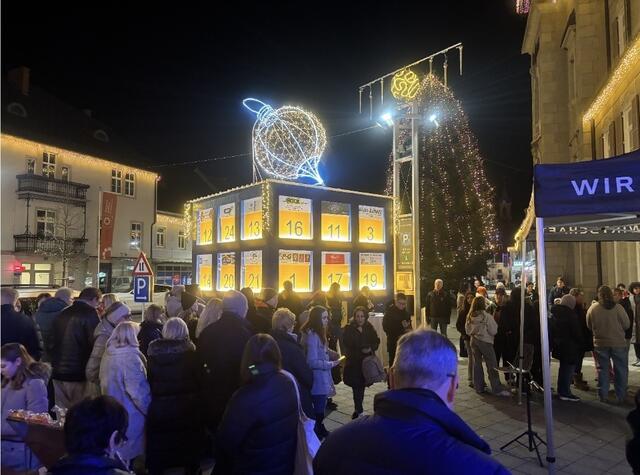 Zahlreiche Besucherinnen und Besucher folgten der Einladung zur Eröffnung des Leibnitzer Adventwürfels der Lions am Leibnitzer Hauptplatz. | Foto: Lions