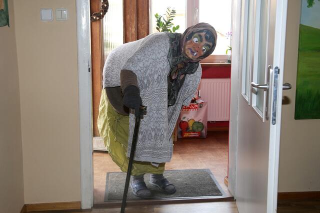 Die Puddelmuada kommt, um nachzuschauen, ob alle Haushalte sauber sind. | Foto: Iris Bloder