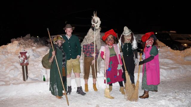Österreichweit hat der Krampus die Perchten schon fast verdrängt. Aber es gibt sie noch – hier ist die Habergeiß und gleich drei Pudelmütter zu sehen. | Foto: Beate Meixner