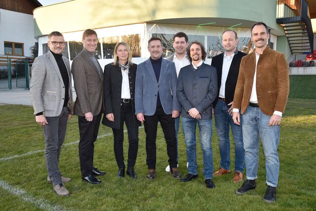 Bei der Eröffnung des neuen Multifunktionsgebäudes für Sportler in Mariapfarr, 30. November 2024, v. li.: Markus Schaflechner (Geschäftsführer Regionalverband Lungau), Bürgermeister von Mariapfarr Andreas Kaiser, Bürgermeisterin von Göriach Waltraud Grall, Landesrat Martin Zauner, Bauleiter Thomas Weitgasser, USC-Präsident Georg Macheiner, USC-Präsident-Stellvertreter Robert Pichler und USC Präsident-Stellvertreter Mark Degold. | Foto: Land Salzburg/Franz Neumayr 