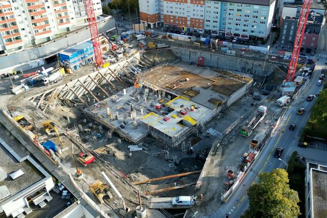 Die XXL-Baustelle des neuen Landesdienstleistungszentrums aus der Vogelperspektive. Bis Mai 2025 wird an den Untergeschoßen gearbeitet. | Foto: Land Salzburg/Sandra Lanzl