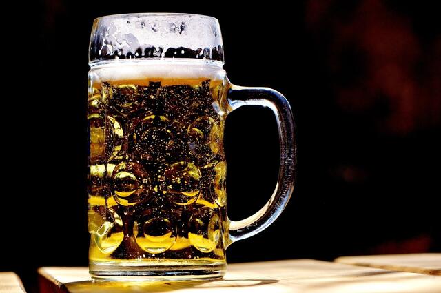 Alkohol ist oft der Grund für schlechtes Benehmen auf einer Weihnachtsfeier. | Foto: Symbolbild: Pixabay