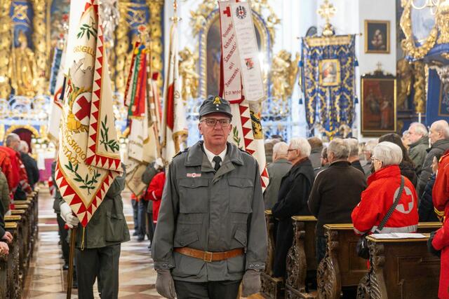 Fahnenabordnungen der Salzburger Rotkreuz-Dienststellen nahmen an der Messe und anschließenden Einweihung der Gedenk- und Ehrentafel teil. | Foto: Rotes Kreuz Salzburg/wildbild Rohrer