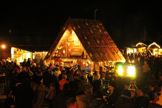 Das kulinarische Angebot reichte von traditionellen Speisen bis hin zu süßen Verführungen wie Apfelstrudel und Hot Lilleth.  | Foto: GM Rabenstein
