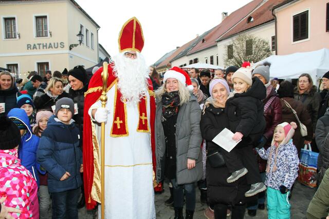 Große Freude verspürten die Kinder als der Heilige Nikolaus mit den Geschenken in die Friedensburg kam. | Foto: Peter Seper