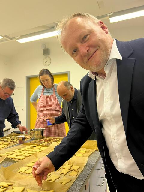 Bei der Verzierung der Kekse war Präzision gefragt: Wolfgang Wimmer von der Raiffeisen Bank Eisenerz am Werk. | Foto: Elke Kepplinger