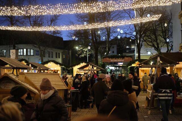 Zahlreiche Besucherinnen und Besucher schauten beim Lions Adventmarkt in Saalfelden vorbei. | Foto: Pascal Dillinger