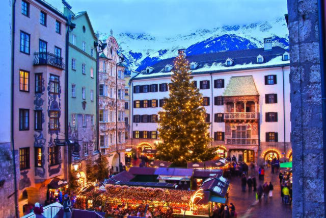 Zauberhafte Weihnachtsstimmung: Die Christkindlmärkte in Innsbruck verzaubern mit funkelnden Lichtern und festlicher Atmosphäre. | Foto: Lackner