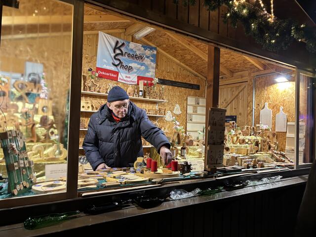 Der Weihnachtsmarkt Hirschstetten in den Blumengärten bietet Schmankerl, ganz schön viel Deko und gute Unterhaltung. | Foto: Luise Schmid/MeinBezirk