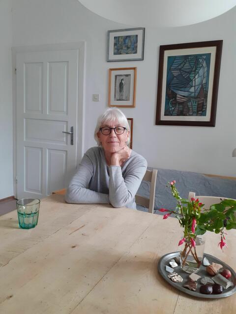 Helga Hofer wurde 1955 in St. Florian am Inn geboren und lebt mittlerweile in Rainbach im Innkreis. Sie ist Malerin, Textilkünstlerin, Herausgeberin und Kuratorin. Ihr Buch "Auf der äußersten Spitze der Pappel" erschien 2024 im Verlag Edition Panoptikum. | Foto: Hofer
