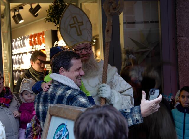 Der Nikolaus sorgte für Freude am Bayrhamerplatz. | Foto: Schubert