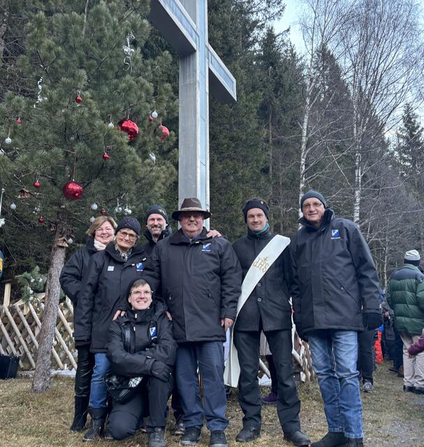 Kathi Dax, Gitti Graber, Kevin Leutgeb, Bgm Erich Czerny, Obmann Kameradschaft Franz Leutgeb, Diakon Ruben Weyringer und Sepp Graber. | Foto: MeinBezirk