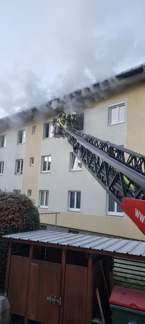 Nach der Alarmierung begab sich ein Trupp der Freiwilligen Feuerwehr Zell am See unter schwerem Atemschutz an den Brandort zur Personensuche. | Foto: Freiwillige Feuerwehr Zell am See