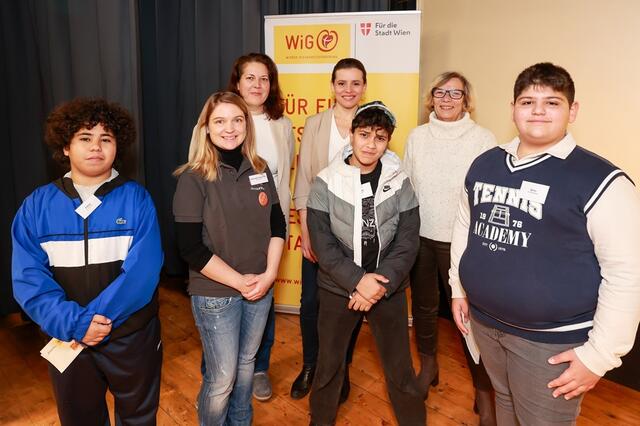 Die Jugendgesundheitskonferenz fand in der VHS Brigittenau statt. Mit dabei waren (v.l.n.r.): Faisal (jugendlicher Co-Moderator), Alexandra Hubmann (Projektmitarbeiterin F.E.M.), Christine Dubravac-Widholm (Bezirksvorsteherin Brigittenau), Verena Leitner (Moderatorin), Abdallah (jugendlicher Co-Moderator), Franziska Renner (stellvertretende Geschäftsführerin der Wiener Gesundheitsförderung – WiG) und Bartu (jugendlicher Co-Moderator). | Foto: Mirjam Reither