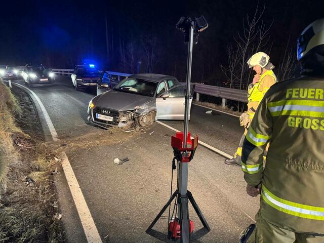 Ein Pkw kollidierte am Abend des ersten Adventsonntags mit einer Streinmauer auf der Großarler Landesstraße. | Foto: Freiwillige Feuerwehr Großarl