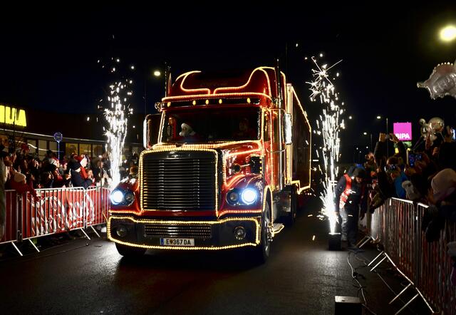 Der „Coca-Cola Weihnachtstruck traf pünktlich um 17.00 Uhr ein. | Foto: Elisabeth Peinsipp