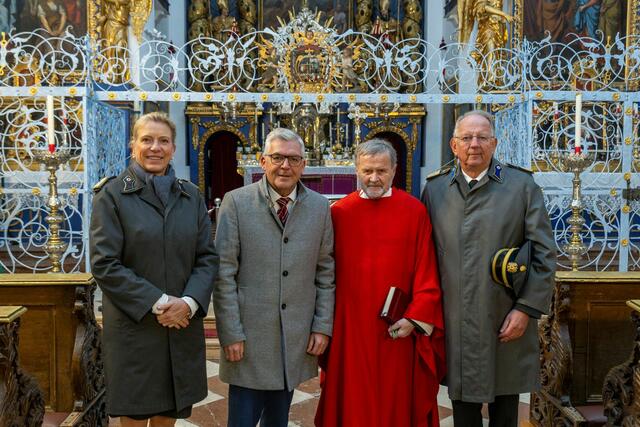 Von links: Sabine Tischler (Landesgeschäftsführerin, Rotes Kreuz Salzburg), Landesrat Josef Schwaiger, Ernst Pöttler (Rotkreuz-Kurat) und Werner Aufmesser (Präsident, Rotes Kreuz Salzburg) | Foto: Rotes Kreuz Salzburg/wildbild Rohrer