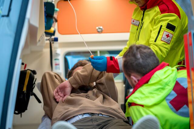 Der Lenker wurde durch die Rettung erstversorgt, verweigerte jedoch laut Polizei eine Mitfahrt ins Krankenhaus. (Symbolfoto) | Foto: Bernhard Knaus
