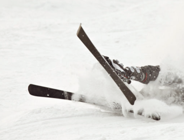 Bereits am Samstag kurz vor Mittag stürzte ein 66-jähriger Tourengeher bei der Rosshütte auf einem noch geschlossenen Teil der Piste in Seefeld schwer.  | Foto: Symbolfoto Archiv