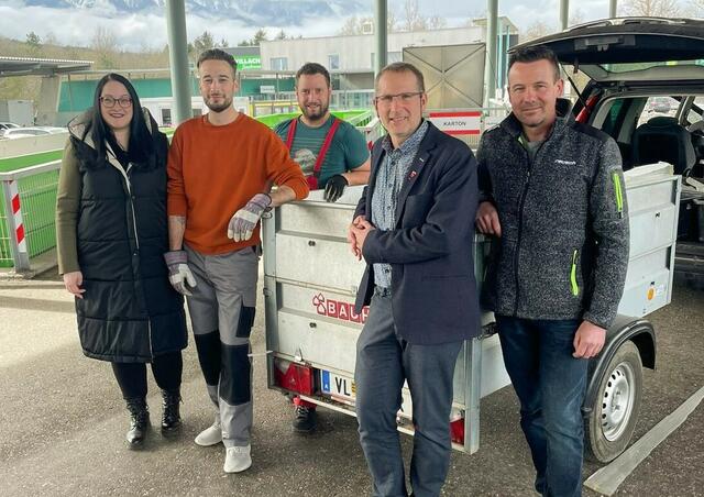 Nach dem Hochwasser 2022 wurde es den Bürgern gemeinsam mit der Stadt Villach ermöglicht, im Altstoffsammelzentrum nachhaltig zu entsorgen
(v.l.n.r.: Vizegm. Sarah Katholnig, Treffner Gemeindebürger, Vizebgm Andreas Fillei, Bauhofleiter Marko Wurmitzer). | Foto: Marktgemeinde Treffen am Ossiacher See