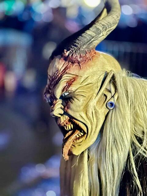 "Gemeinsam für das Brauchtum" – Fünf Perchtengruppen sorgten für ein eindrucksvolles Spektakel im Ortskern. | Foto: Thomas Jappel