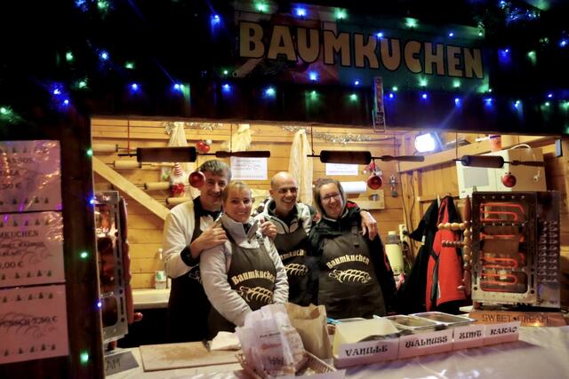 Im Christbaumdorf Bad Sauerbrunn ist der Baumkuchen ein wahrer Publikumsmagnet. | Foto: Alejandra Ortiz