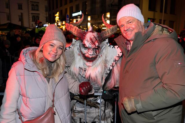 Bürgermeister Gerhard Köfer und Stadtmarketing-Ausschuss-Obfrau GR Evelyn Köfer mit einem schaurigen Gesellen. | Foto: eggspress