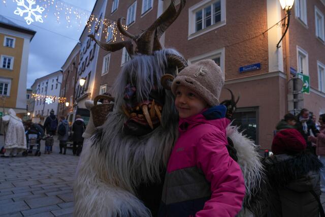 Der Nikolaus sorgte für Freude am Bayrhamerplatz. | Foto: Schubert