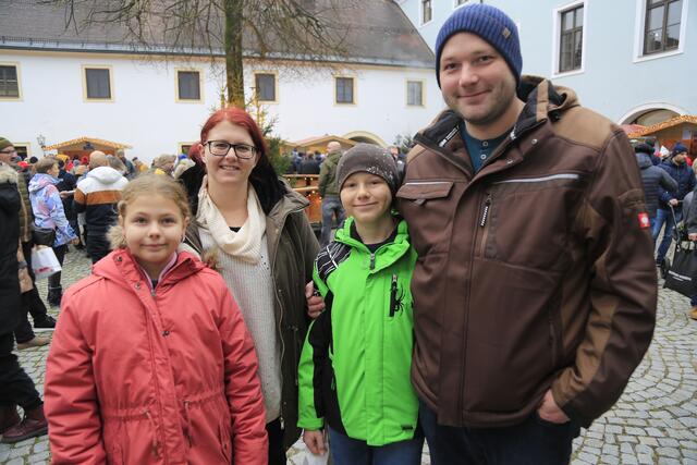 Familie Müller aus Kallham  erfreuten sich am Bratwürstl Sonntag | Foto: Thomas Fischer/zema-medien.de