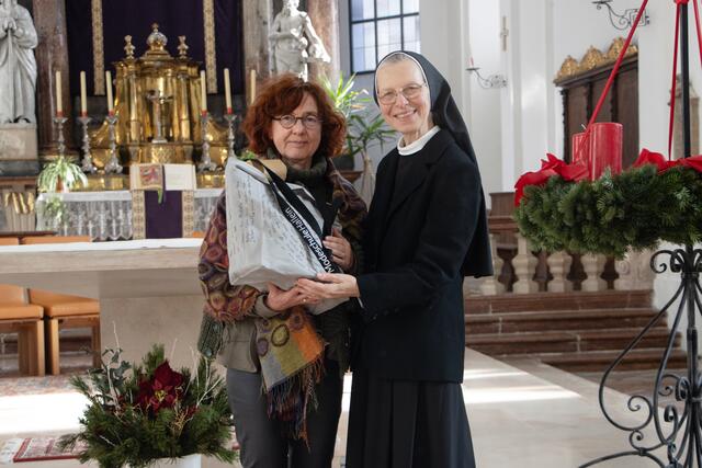 Die feierliche Verabschiedung im Zuge des Gottesdienstes mit Modeschule-Direktorin Andrea Luckart. | Foto: Modeschule Hallein