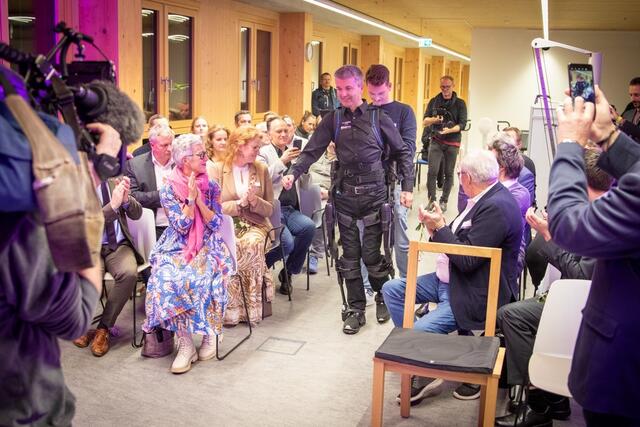 Der emotionale Höhepunkt des Abends war der Auftritt von Ralf Waldegger, einem Trafikanten aus Tirol, der mit einem Exoskelett auf die Bühne trat. | Foto: MVG