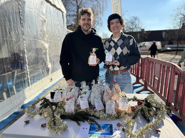 Köstliche Weihnachtskekse, gebacken von Jugendlichen aus Gleisdorf, wurden am Eingang zum Verkauf angeboten. | Foto: Stadtmarketing