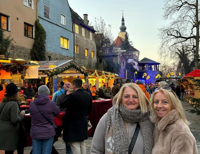 Großer Andrang und vorweihnachtliche Stimmung zum Auftakt des „Winter Zaubers“ im Schärdinger Seilergraben. Auch diese zwei Besucherinnen zeigten sich von der Kulisse angetan. | Foto: Franz Gruber