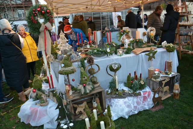 Von Adventkränzen über Kunsthandwerk bis hin zu kulinarischen Köstlichkeiten – die Auswahl war trotz der geringeren Anzahl an Ausstellerinnen und Ausstellern gut. | Foto: Peter Taurer