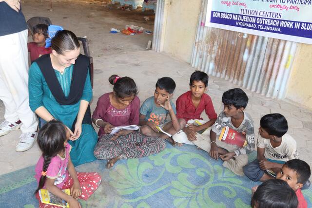 Volontärin Fernanda Gomez-Baumgartner bei einem Besuch in einer Slumschule in Hyderabad.  | Foto: Elisabeth Zangerl 