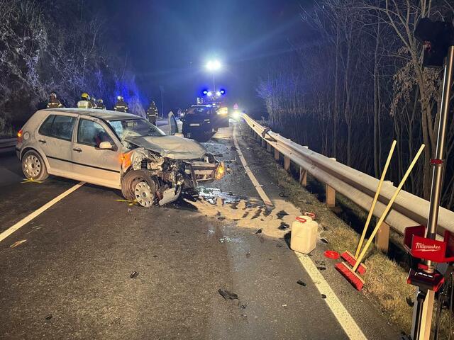 Auf der Großarler Landesstraße im Bereich Gollegg kollidierten in der Nacht auf Sonntag, den 1. Dezember, zwei Fahrzeuge. | Foto: Freiwillige Feuerwehr Großarl