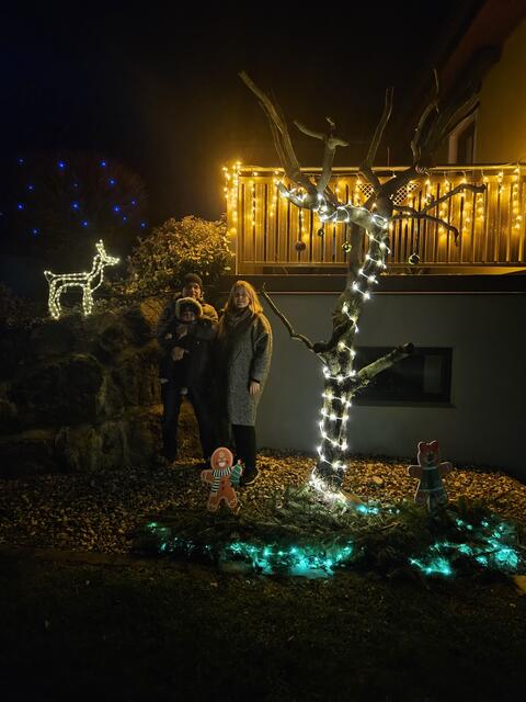 Magdalena und Thomas Weiss zeigen ihre Weihnachtsbeleuchtung | Foto: privat